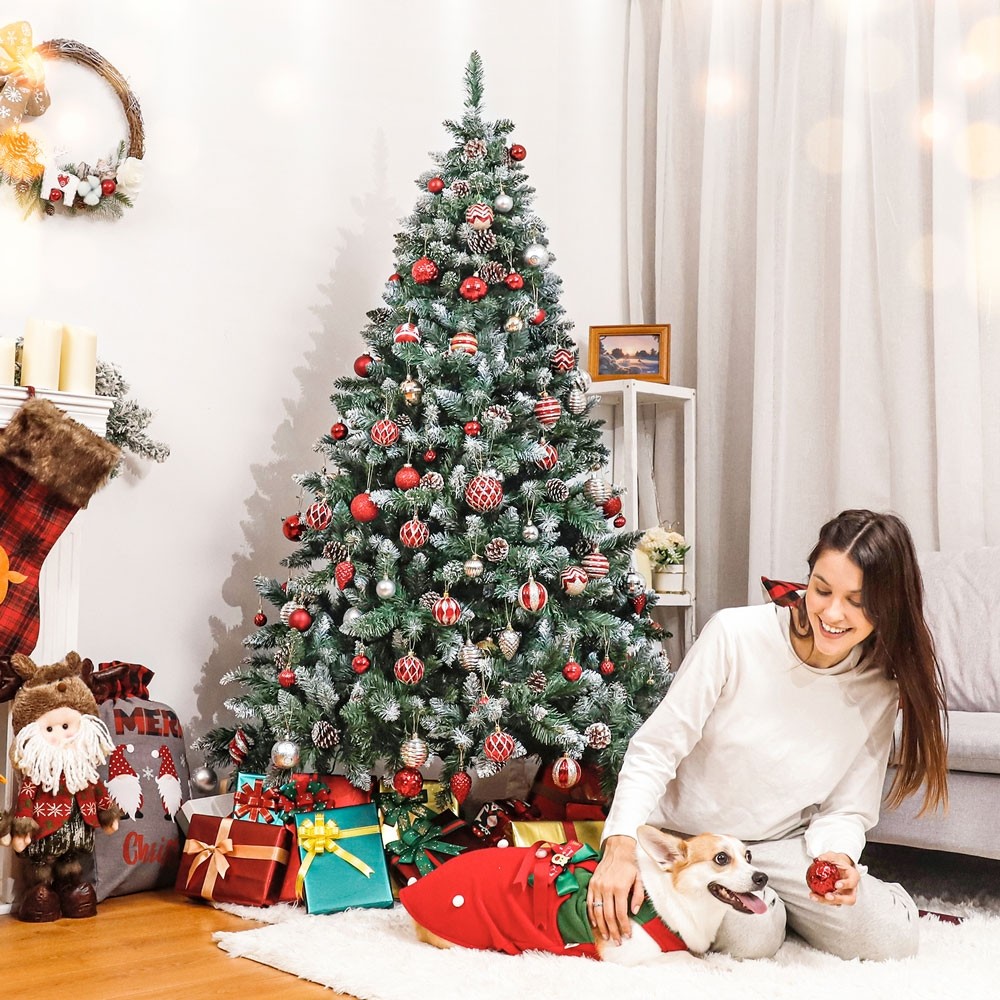 Yorbay künstlicher Weihnachtsbaum mit Beleuchtung, LED Tannenbaum mit  weißen Schnee und echten Kiefernzapfen, Feuerbeständig, 150cm 180cm 210cm
